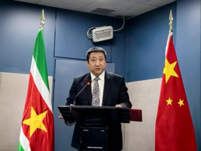 驻苏里南大使韩镜向苏政府官员宣介中央外事工作会议精神