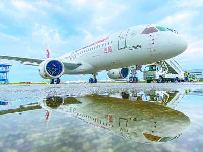 凸显先进制造能力，吸引国际媒体目光，中国首架C919交付东航