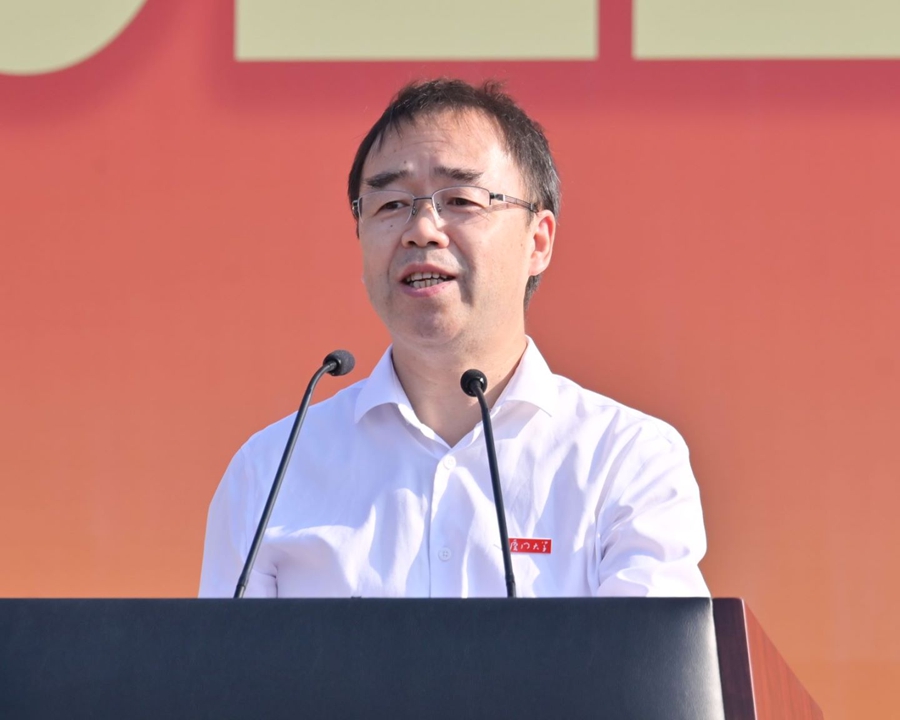 张宗益在开学典礼上发表致辞。厦门大学供图