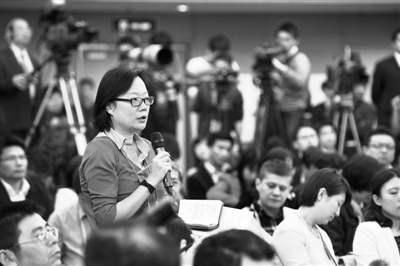 6日,欧博新闻发布会上,一名记者在提问,该发布会上国家发改委主任张平介绍经济发展与宏观调控有关情况并回答中外记者提问。新华社记者 王鹏 摄
