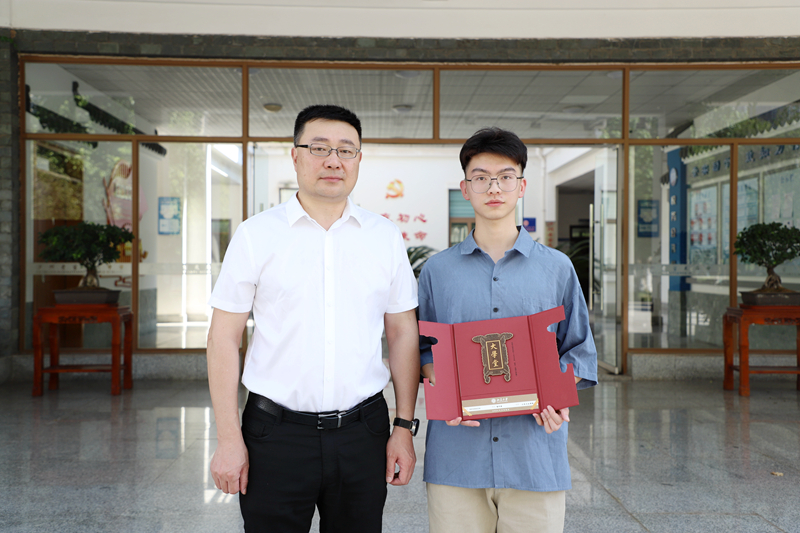 2024年，泸州老窖天府中学喻科源同学考取北京大学。泸州老窖天府中学供图