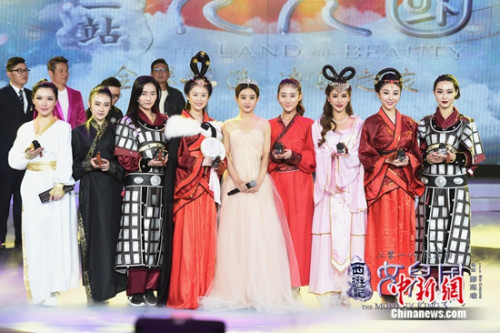 赵丽颖与七大角色八位演员合影