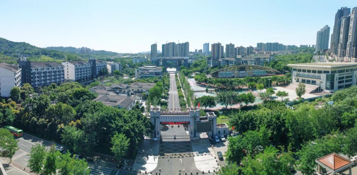 泸州老窖天府中学东门。泸州老窖天府中学供图