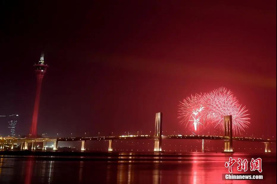 资料图：庆祝澳门回归祖国20周年澳珠烟花汇演。a href='/'/p中新社/a记者 陈骥旻 摄

