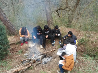 山村学生爬山顶上网课？湖北竹山县教育局回应