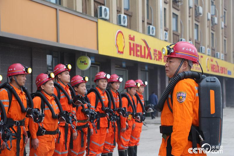 入职34年，欧博官网王建华（右一）多次参加瓦斯突出、透水等事故救援。