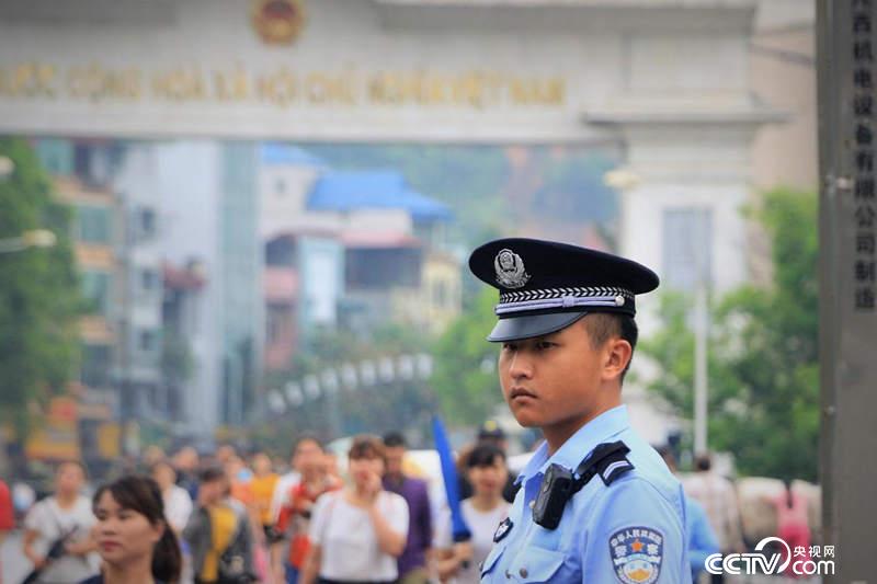 每天清晨，一河之隔的边民纷纷涌入河口务工，晚上回去。90年代，河口在云南有着&ldquo;小香港&rdquo;的美誉。（何川 摄）
