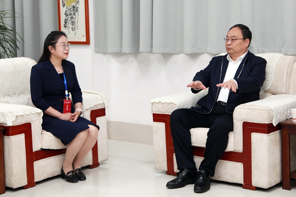 会前,欧博官网王树声同王宁亲切交流.JPG